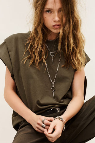Ba&sh T-Shirt Pio Moka. Model is wearing the product and is sitting down. Image is shot on white background. 