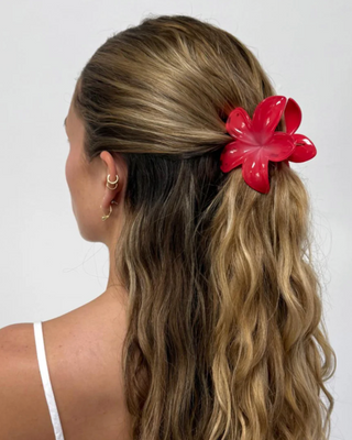 Emi Jay Big Super Bloom Clip in Beach Club. Model is wearing hair clip.