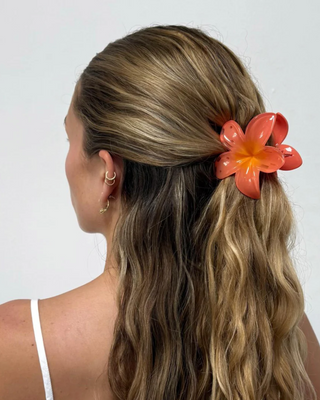 Emi Jay Big Super Bloom Clip in Peach Spritz. Model is wearing hair clip. 