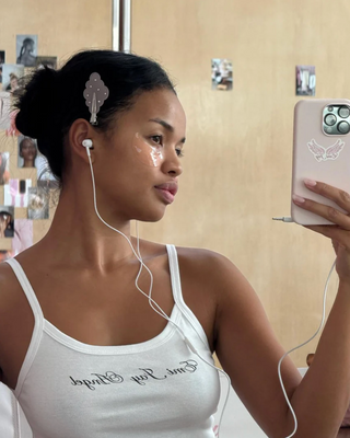 Emi Jay Cloud Popstar Clips in Daydream. Model posing with the hair clip in. 