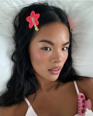 Emi Jay Cloud Popstar Clips in Hibiscus Beach. Model is wearing the hair clips. 