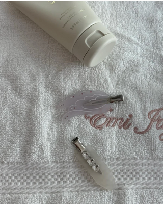 Emi Jay Popstar Clips in Soft N Sweet. Clips displayed on a towel. 