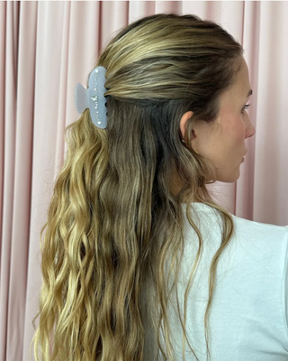 Emi Jay Sweetheart Hair Clip in Lilac Sky. Model with the hair clip in.