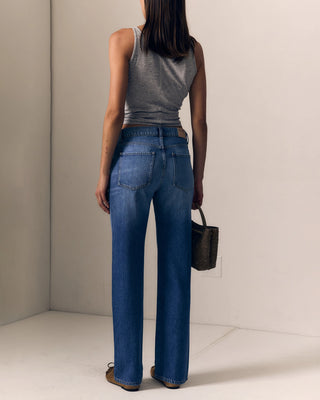 Le Jean Mid 90's Straight. Model is turned around and is posing in front of a white background. 