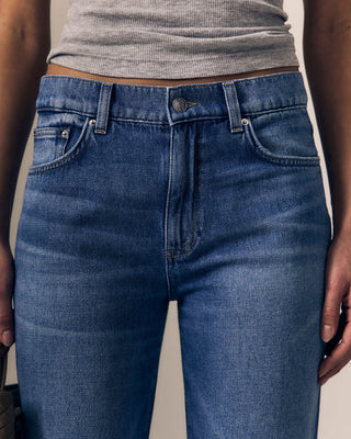 Le Jean Mid 90's Straight. Model is zoomed in on while wearing the product.