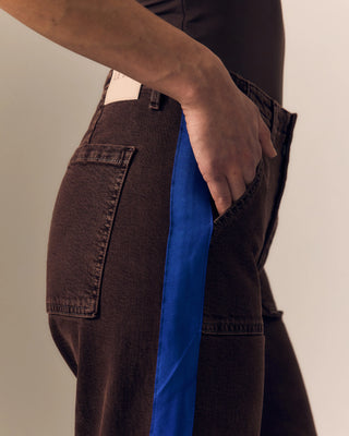 Le Jean Track Utility Soft Barrel. Model is wearing product.