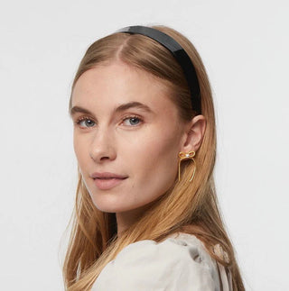 Lele Sadoughi Jet Emma Acetate Headband. Model is wearing the product shot on white background. 