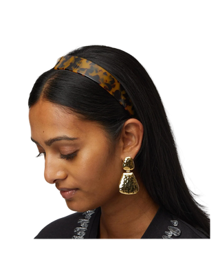 Lele Sadoughi Tortoise Emma Acetate Headband. Model is wearing the product and this is shot on a white background. 