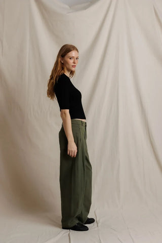 Perfect White Tee Amelia Short Sleeve Luxe Rib True Black. Model is posing in front of a white background wearing the product. 