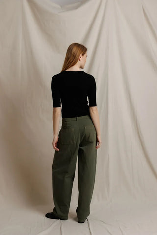 Perfect White Tee Amelia Short Sleeve Luxe Rib True Black. Model is posing in front of a white background wearing the product. 