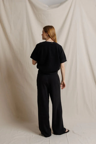 Perfect White Tee Kennedy Vintage Black. Model is posing in front of a white background in the product. 