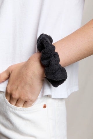 Perfect White Tee Ziggy Fleece Scrunchie Vintage Black. Model is wearing scrunchie on her wrist. 